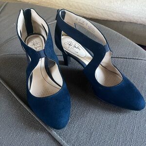 Life Stride Women's Dark Blue Cutout Heels